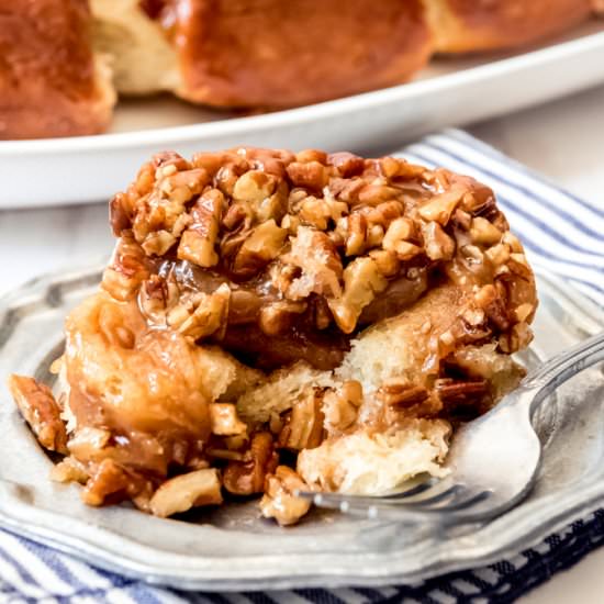 HOMEMADE CARAMEL PECAN STICKY BUNS