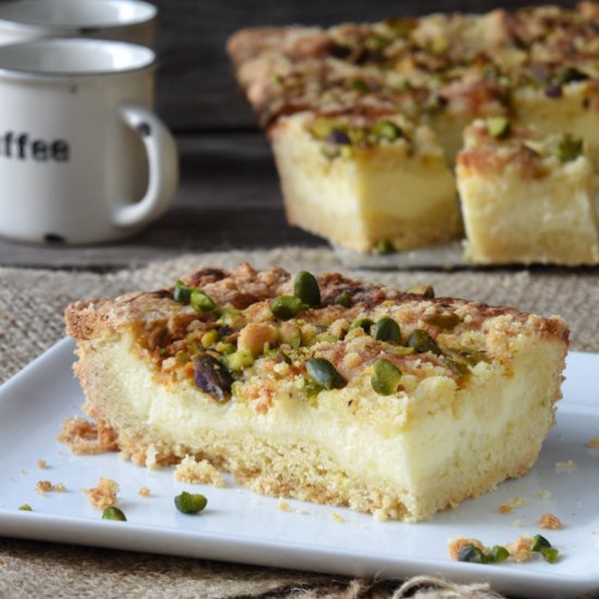 Lemon cheesecake with pistachio