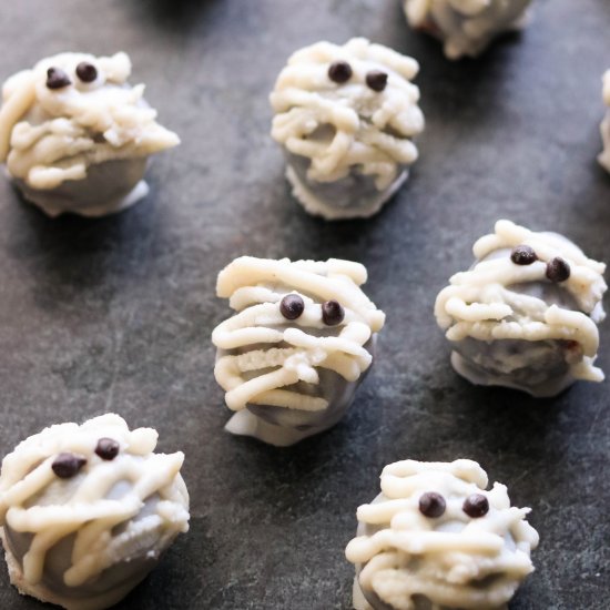 No-Bake Halloween Mummy Cake Pops