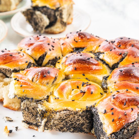 black sesame seeds pull-apart bread