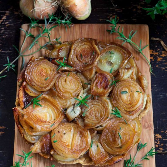 VEGAN CARAMELISED ONION TARTE TATIN