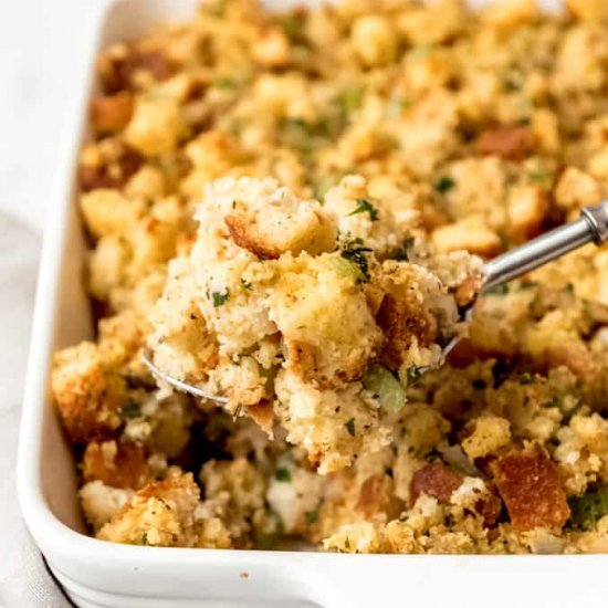 EASY SOUTHERN CORNBREAD DRESSING