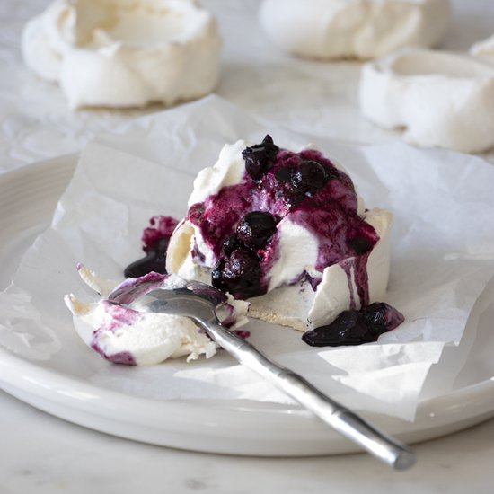 How to Make Mini Blueberry Pavlovas