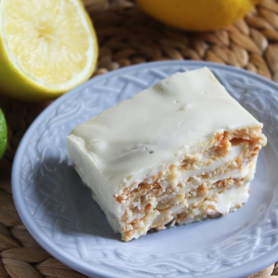 Lemon pie with cookies