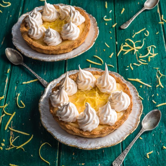 Lemon tartelettes with meringue