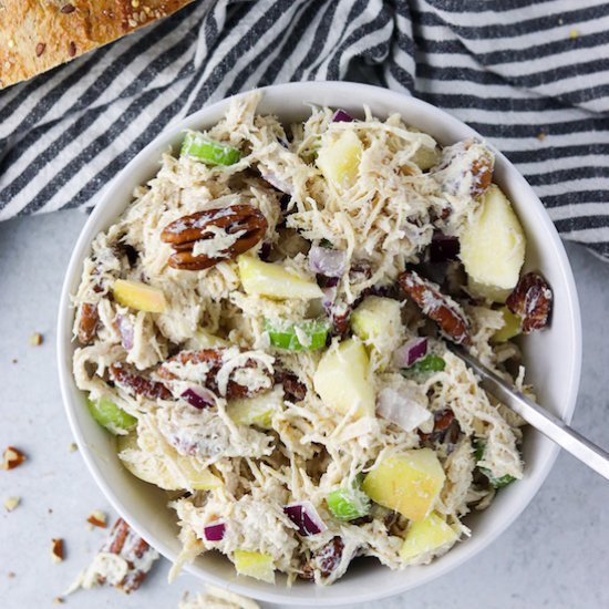 Pecan chicken salad with apples