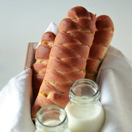 Poppy seed brioche with marmalade