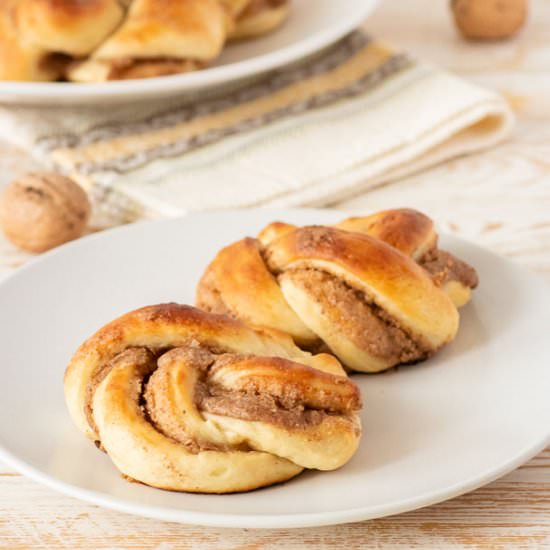 Vegan Kanelbullar with Walnuts