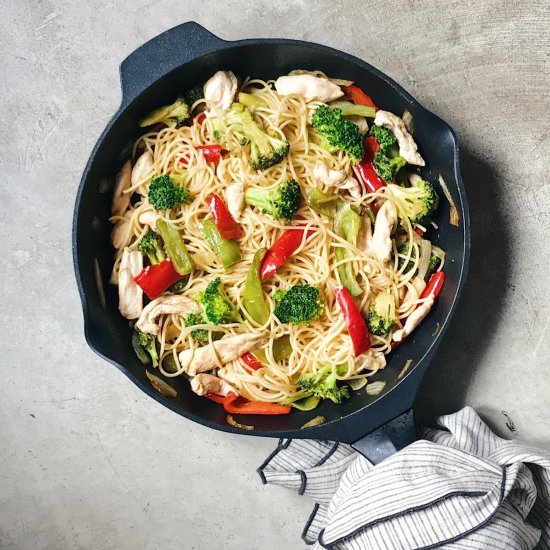 SPAGHETTI WITH CHICKEN, PEPPERS