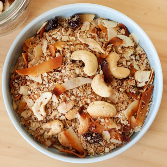 TOASTED COCONUT AND CASHEW GRANOLA