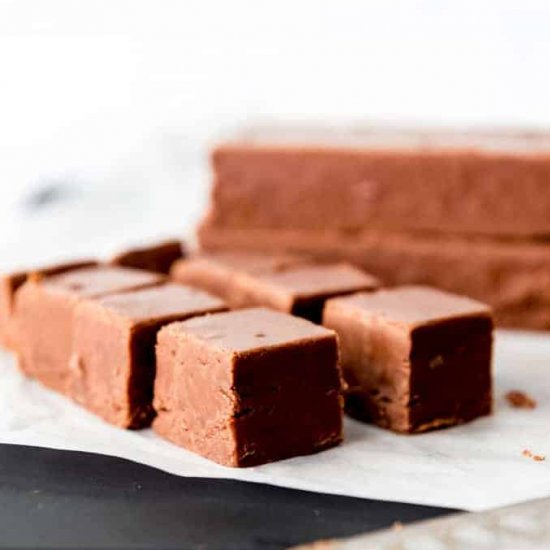 CREAMY EASY CHOCOLATE FUDGE