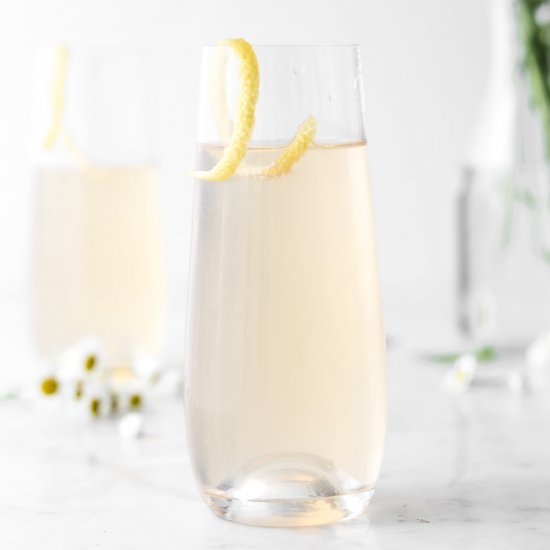 sparkling elderflower gin cocktail