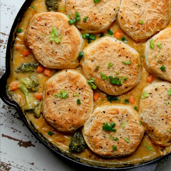 VEGAN BROCCOLI CHEDDAR BISCUIT POT