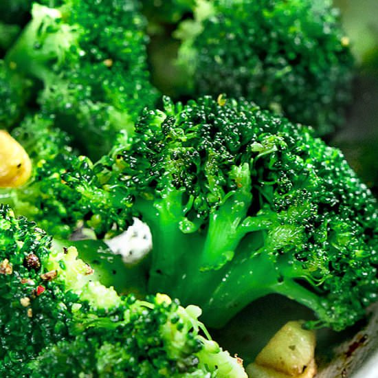 STEAMED BROCCOLI WITH TOASTED GARLIC