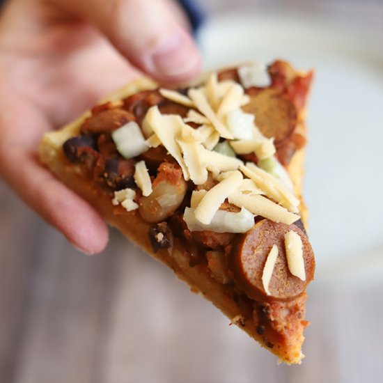 Chili dog pizza