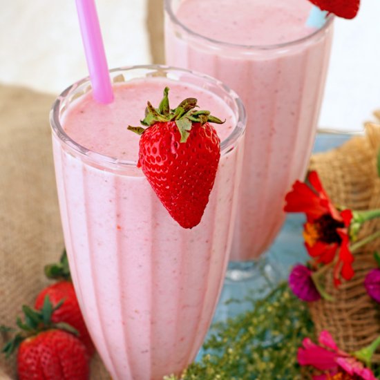 STRAWBERRY SMOOTHIE WITH YOGURT