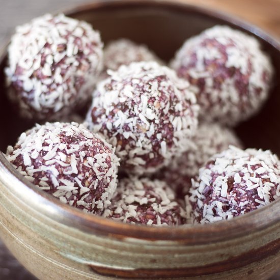 Raw blackberry energy balls