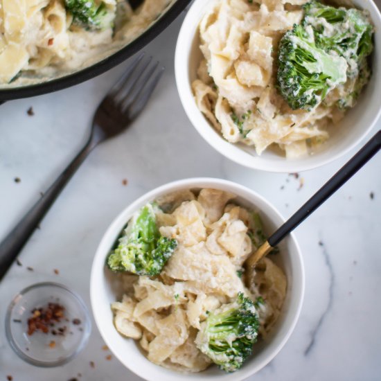 EASY VEGAN BROCCOLI ALFREDO PASTA