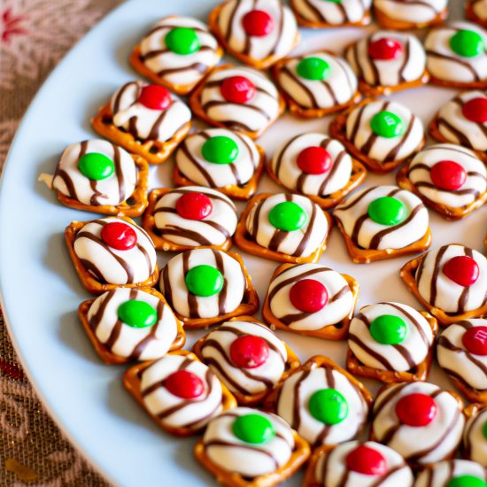 Christmas Chocolate Pretzel Bites