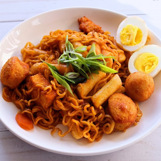 Rabokki (Korean ramen + rice cake)