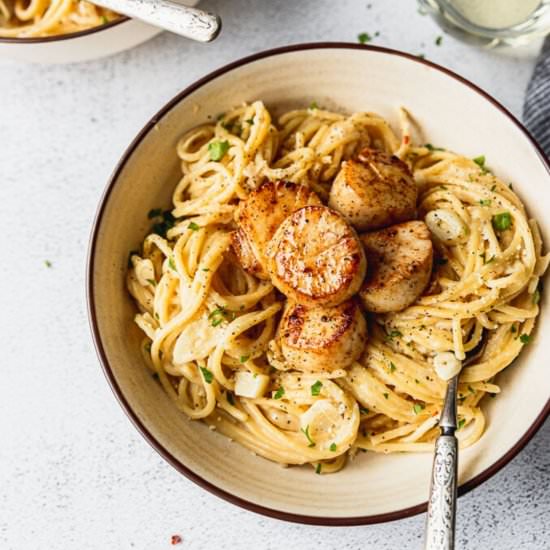 Creamy Garlic Pasta with Scallops