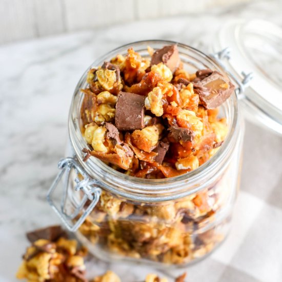 HOMEMADE CARAMEL ROLO POPCORN