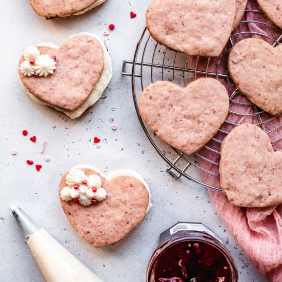 Strawberries& ream Cookie Sandwich