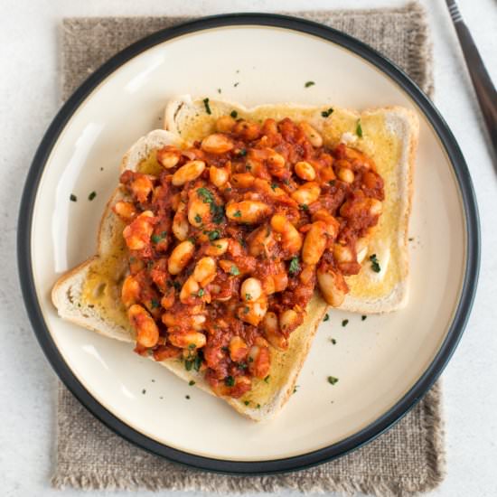 Homemade vegetarian baked beans