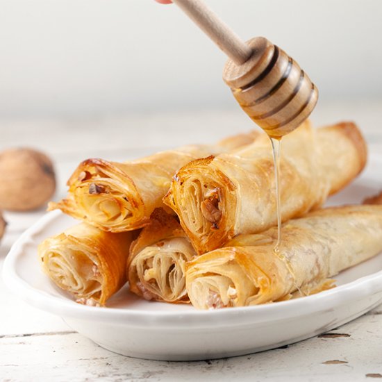 Filo pastry rolls with walnuts