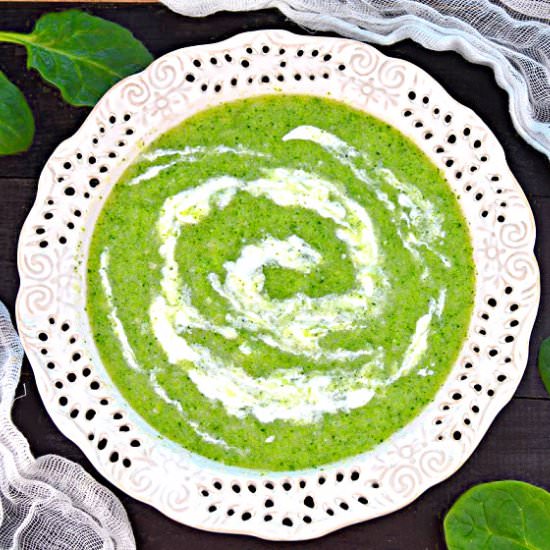 Green vegetable cream soup