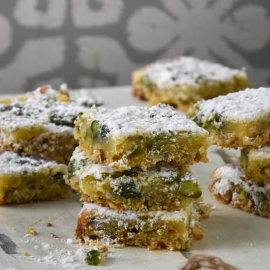 Biscuits with pistachios and lemon