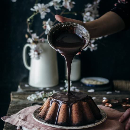 Almond cake with dark chocolate