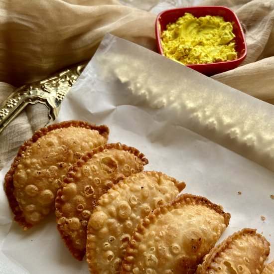 semolina and coconut gujiya