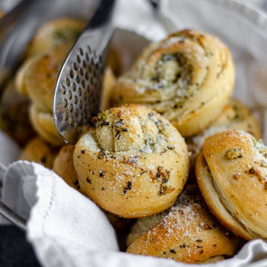 homemade garlic knots