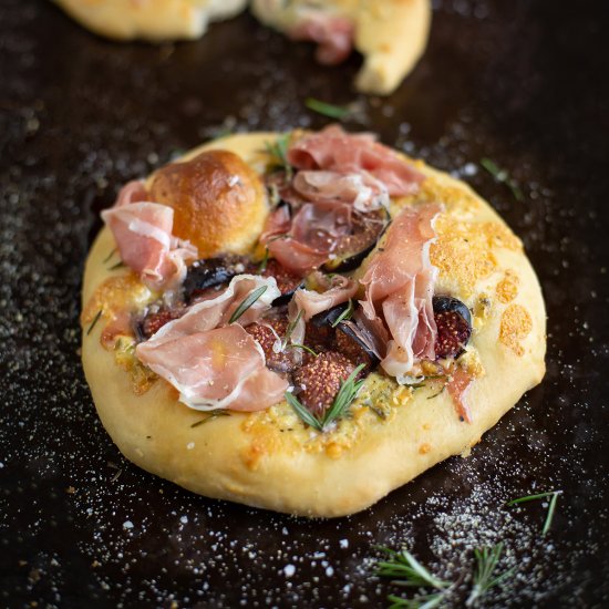 Pizette with blue cheese & figs