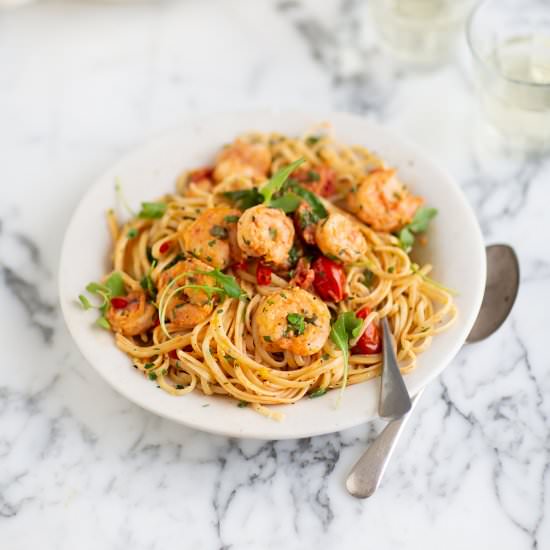 Prawn pasta with tomatoes & cream