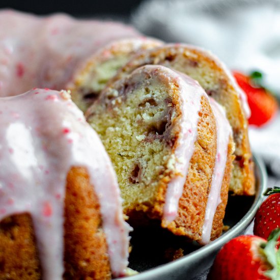 strawberry bundt cake