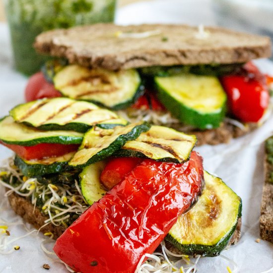 GRILLED VEGGIE AND BASIL PESTO SAND