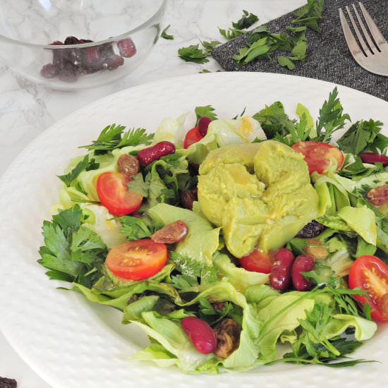 Aromatic salad with raisins