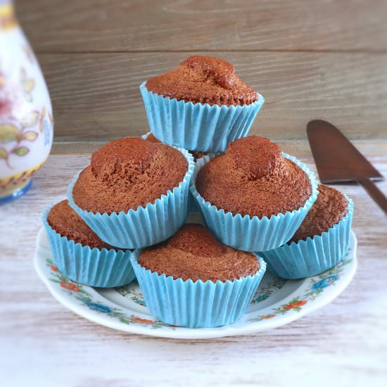 Chocolate muffins with strawberries