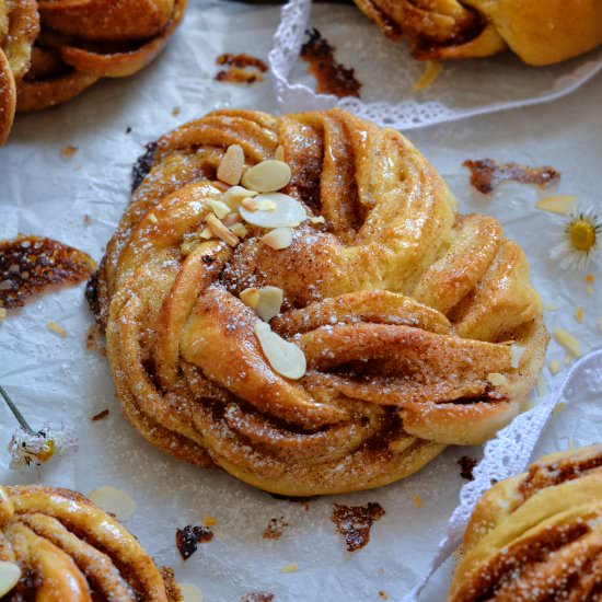 Easy Vegan Cinnamon Knots