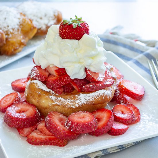 Beignets with Strawberries