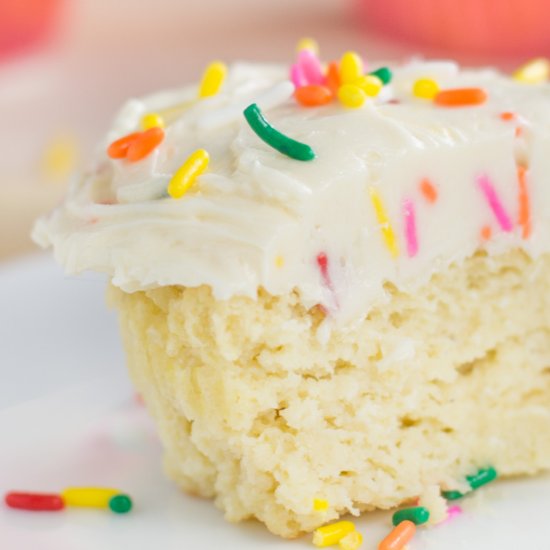 Low Carb Vanilla Cupcakes {Keto}