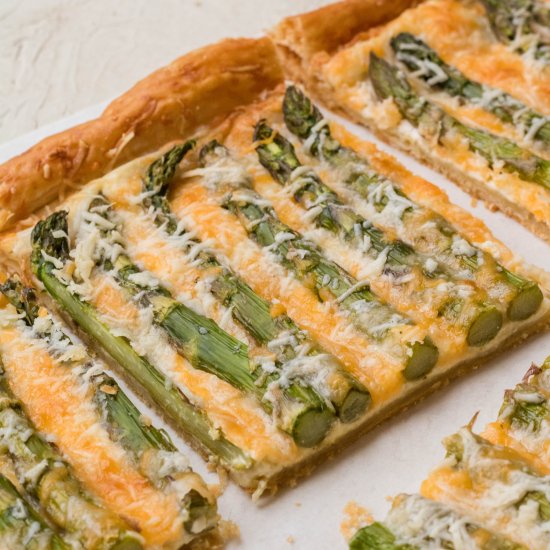 Asparagus tart with puff pastry