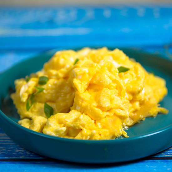 HOW TO MAKE FLUFFY SCRAMBLED EGGS