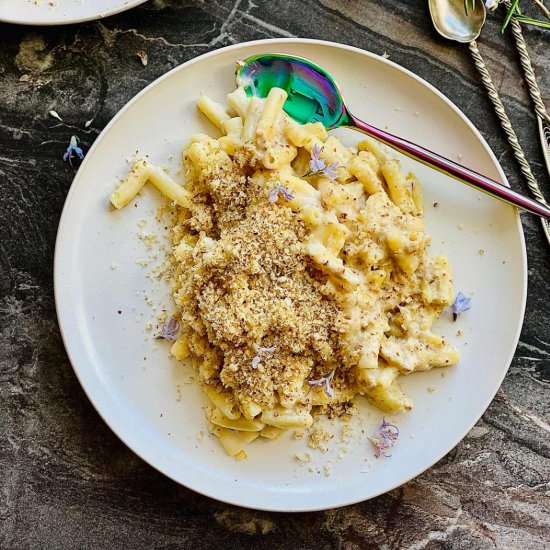 Macaroni pasta with ground walnuts