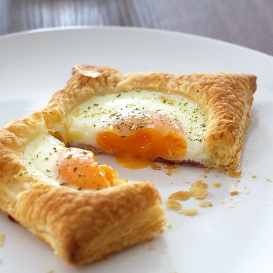 Ham & egg puff-pastry tarts