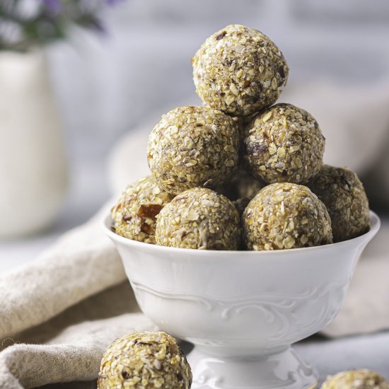 Healthy Oatmeal Energy Balls