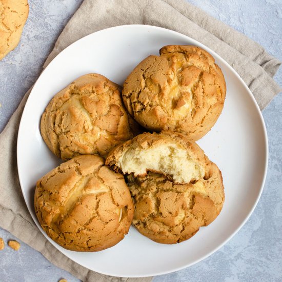 Korean peanut streusel bread