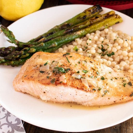 Salmon with white wine lemon sauce